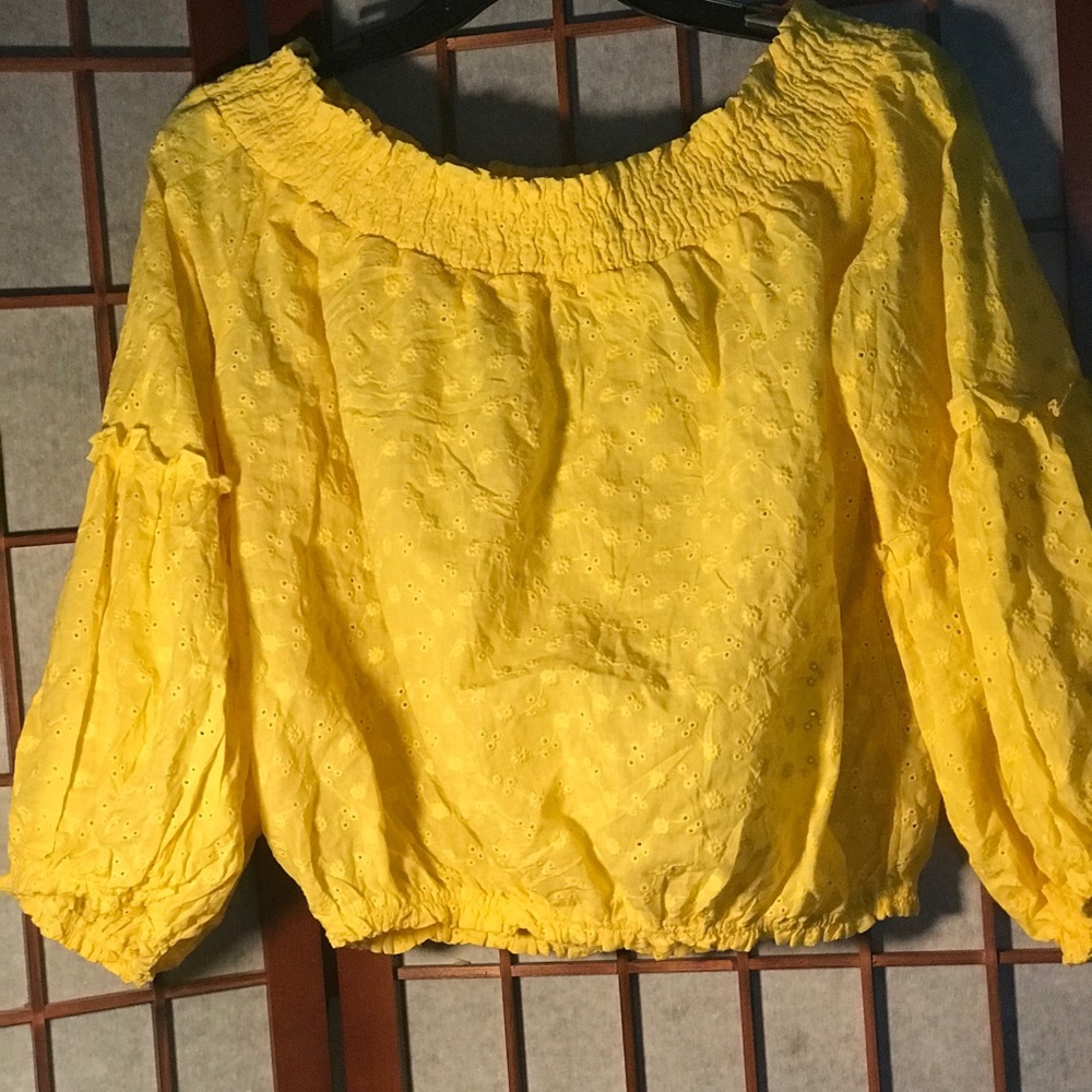 Cute Yellow of the shoulder shirt